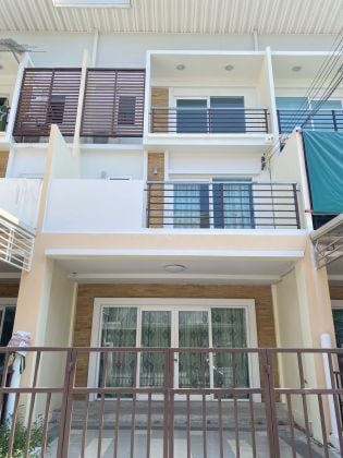 Thepprasit townhouse for rent in modern style !!