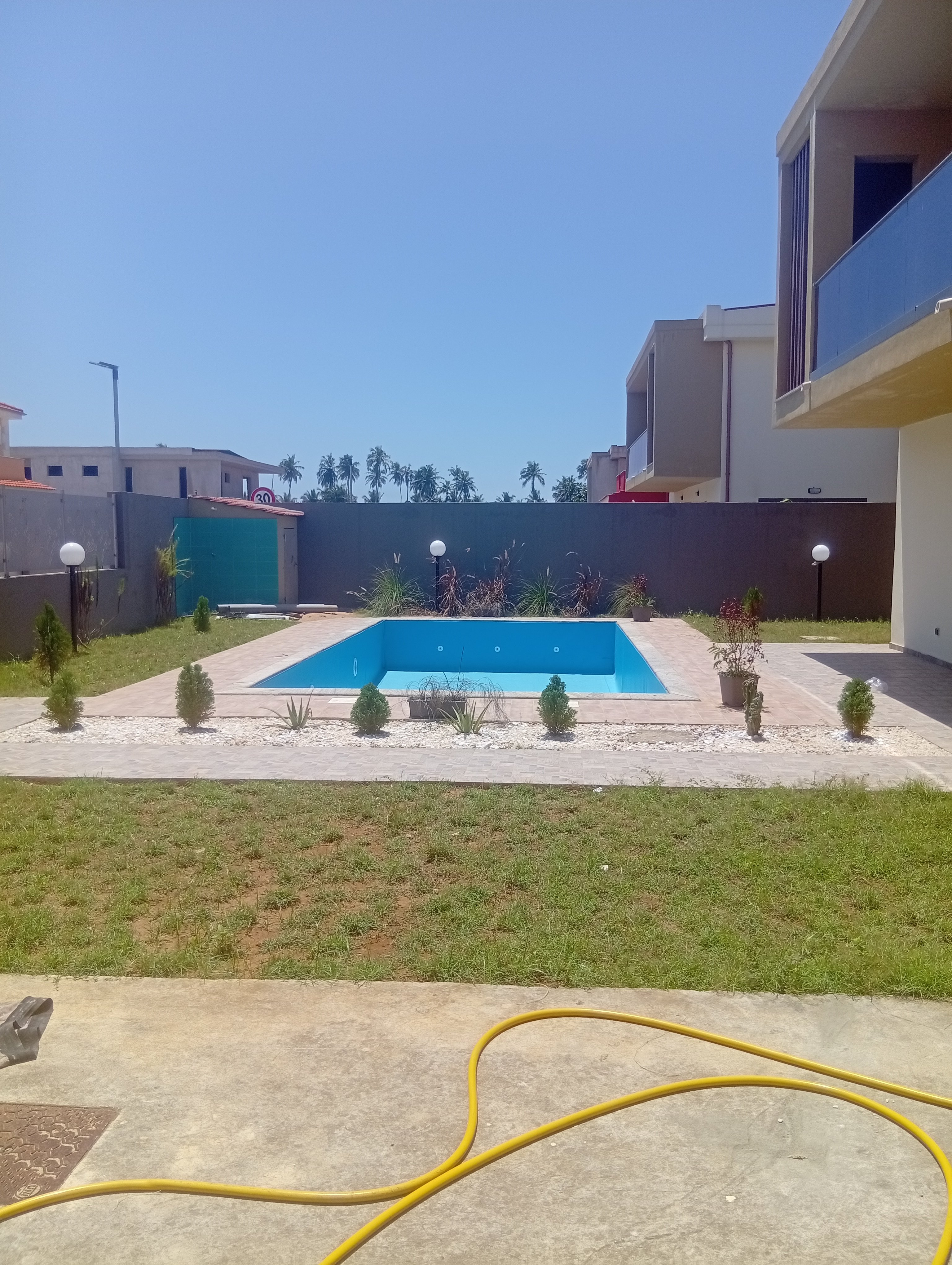 À louer Bassam cité Italia Villa 5 pièces + 1 dépendance+ piscine + 2 magasins