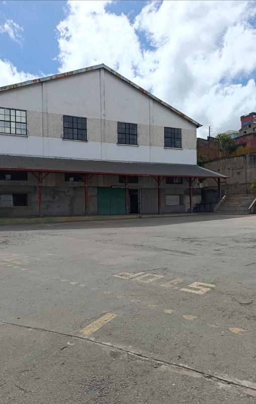 ENTREPÔT 10 000 M2 À LOUER SOANIERANA