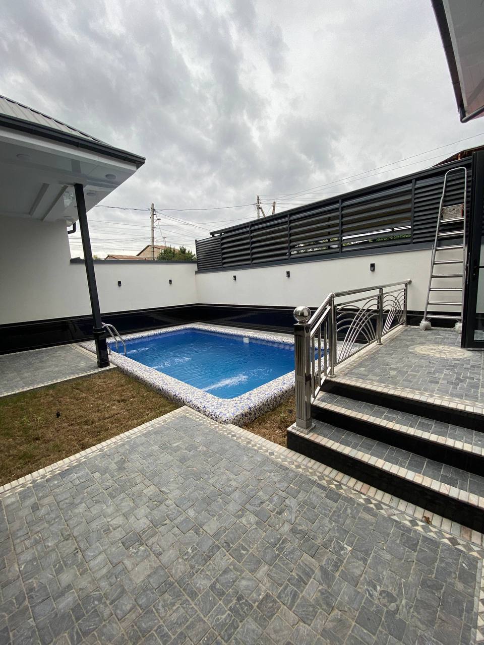 Cute 3 bedrooms and 2 bathrooms cottage of 120 m2 with outdoor pool at Mirabad area