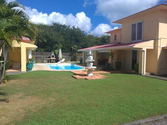 Villa de 3 dormitorios + casa de huéspedes independiente de 2 ...
