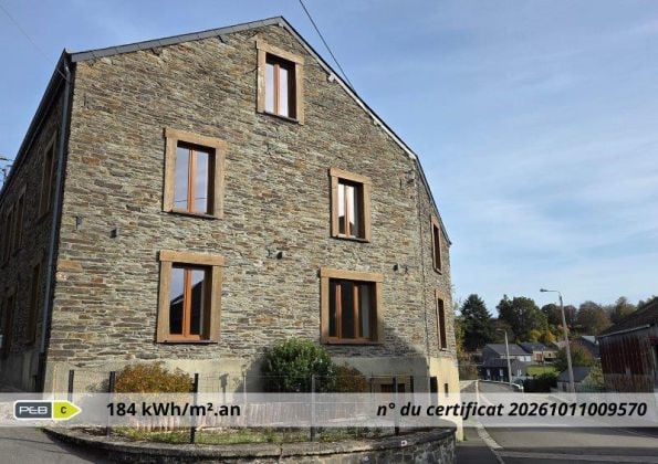 NOIREFONTAINE–Bouillon: maison avec garage et jardin.