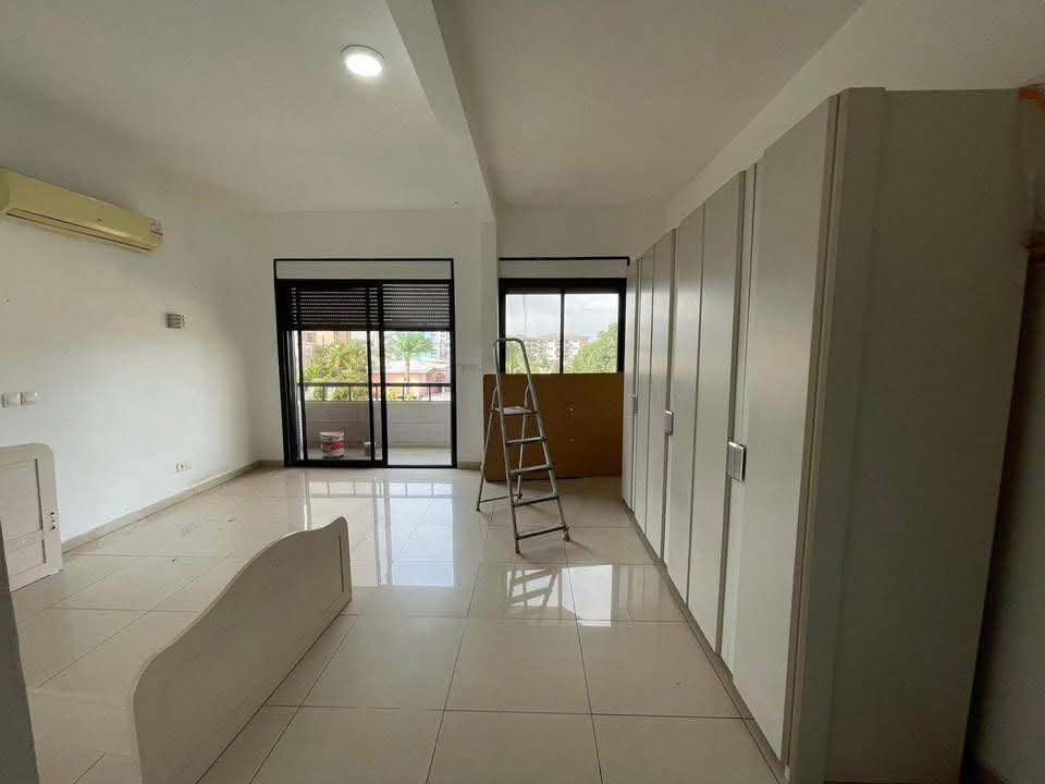 Apartamento de 4 habitaciones en alquiler en Bonapriso, Douala.