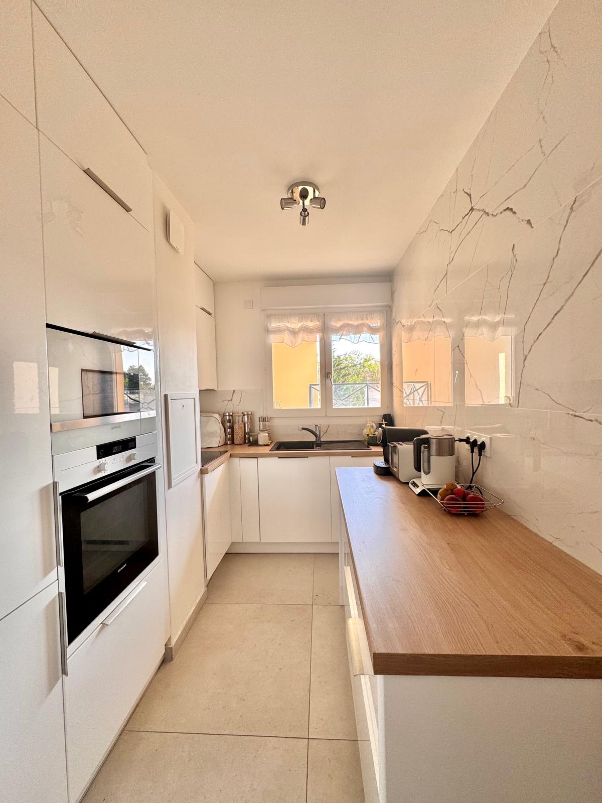 Bright 3-bedroom apartment located at 19 avenue du 18 juin 1940, 92500 Rueil-Malmaison