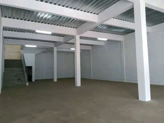 ENTREPÔT À LOUER À TANJOMBATO 650M2