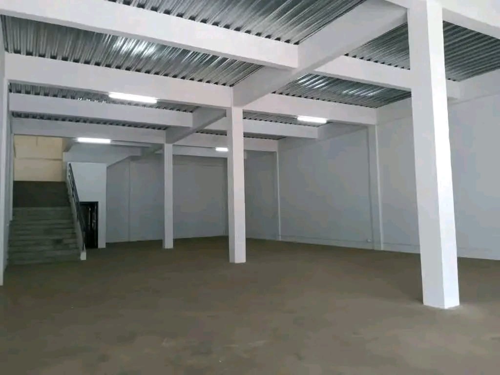 ENTREPÔT À LOUER À TANJOMBATO 650M2