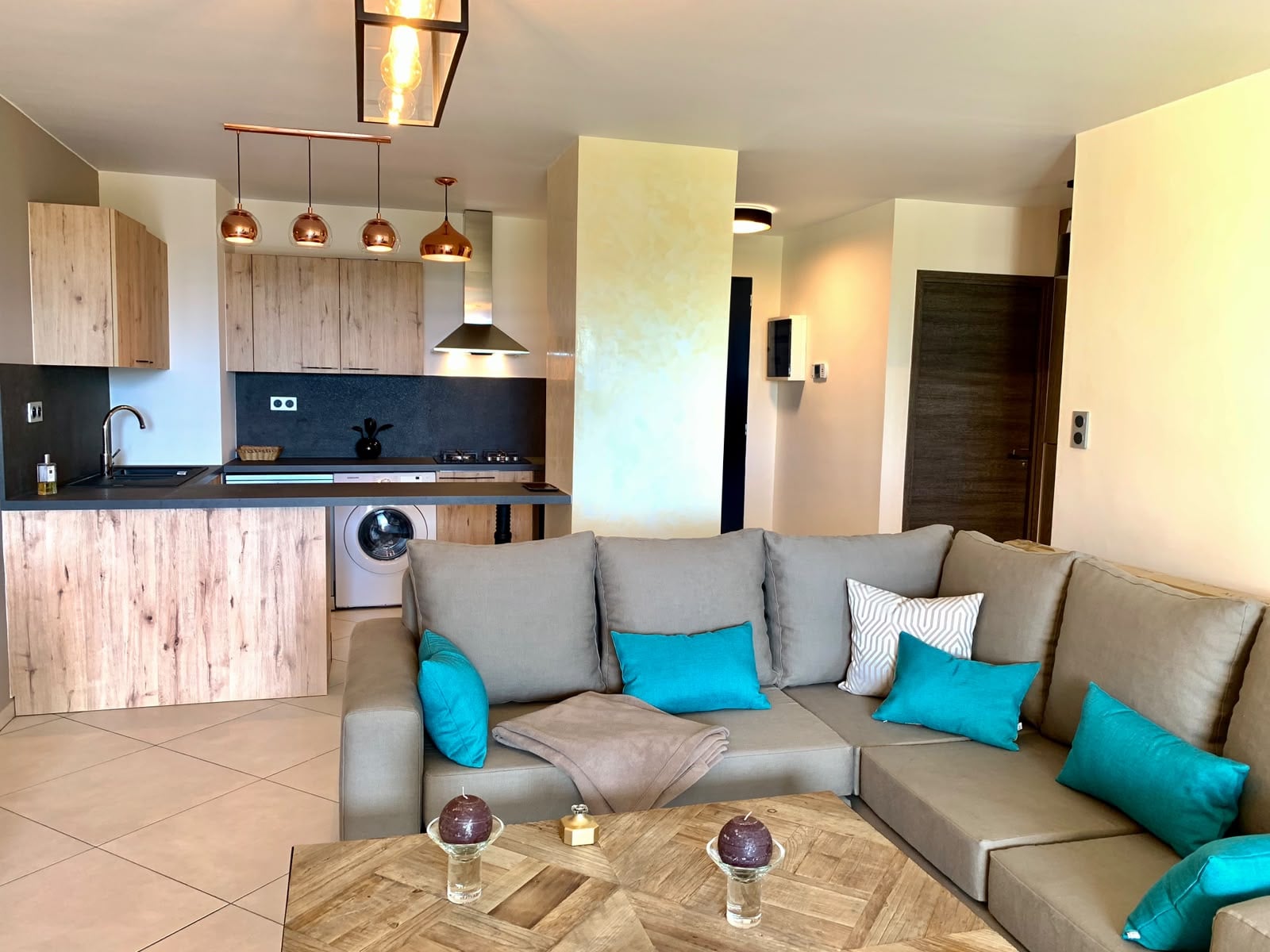 IN AFFITTO – SPLENDIDO APPARTAMENTO DI LUSSO CON 1 CAMERA DA LETTO A IVANDRY Completamente arredato con mobili moderni e decorazioni raffinate, offre un ambiente abitativo elegante e accogliente.