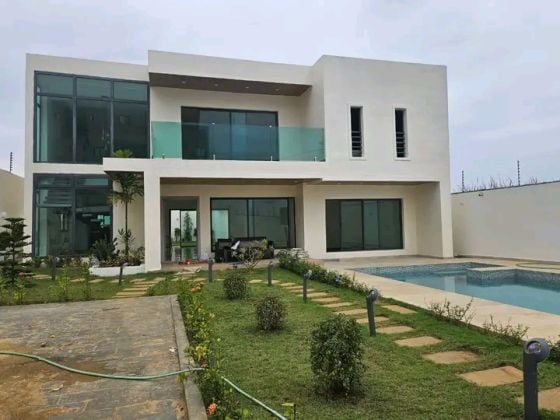 Vente Bassam 7 pièces + dépendance + piscine 