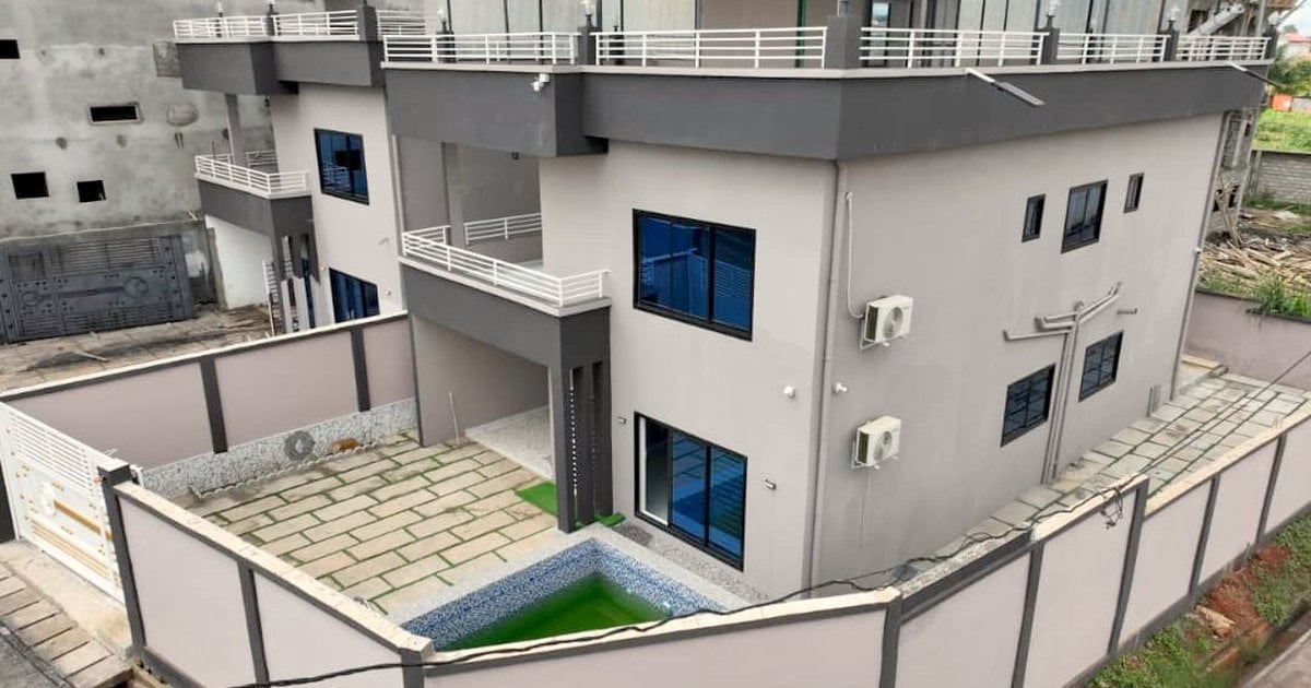 Duplex de Luxe Autonome avec Piscine, à Vendre - Odza, Yaoundé.