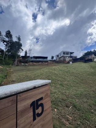 Venta Lote 1.006 m² con licencia | Vía Las Palmas ✅