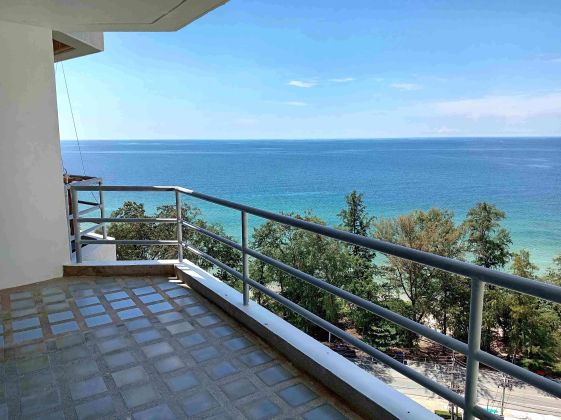 BEACH CONDO (57 SQM) ON THE 13TH FLOOR IN THE ROYAL RAYONG CONDO ON MAE ...