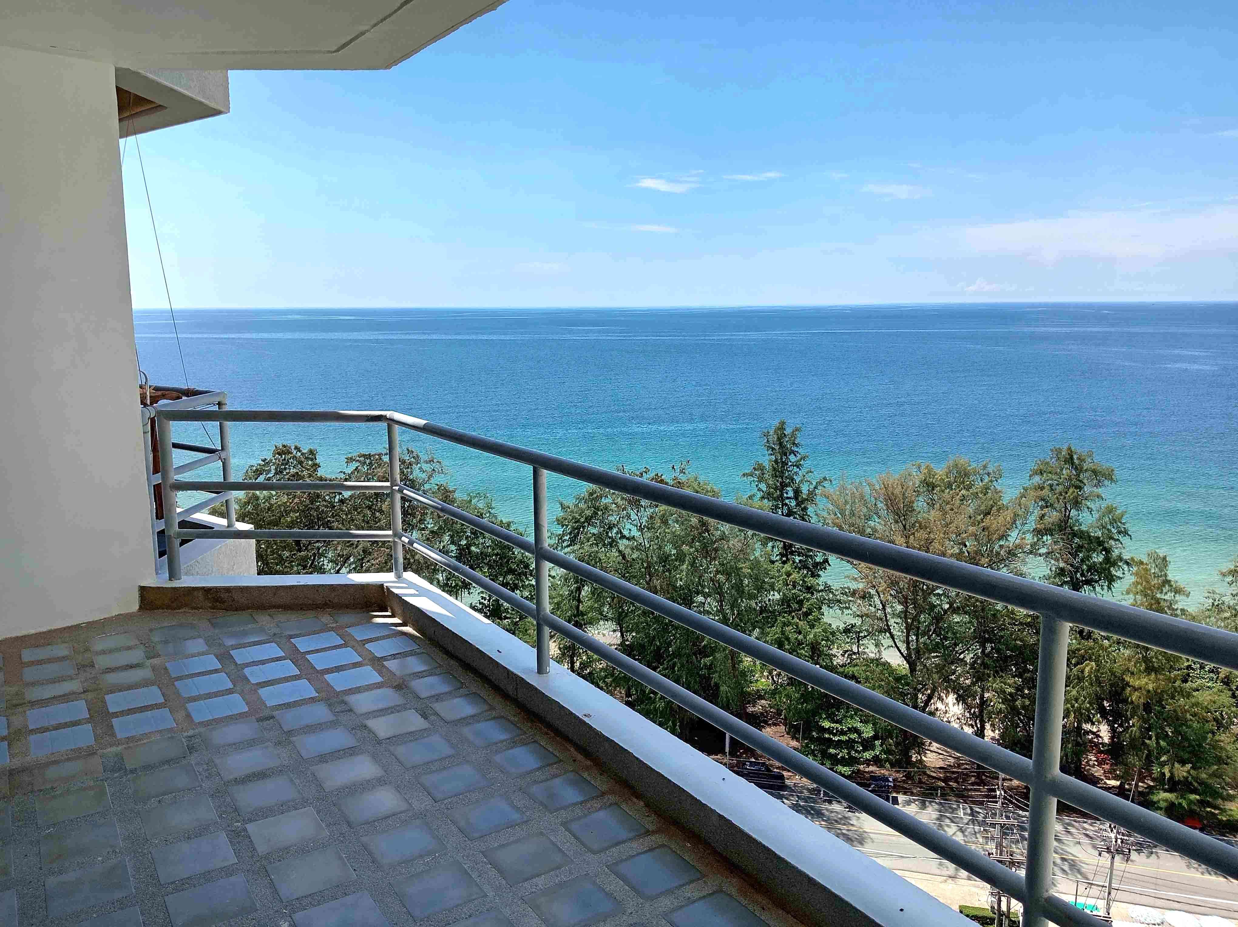 BEACH CONDO (57 SQM) ON THE 13TH FLOOR IN THE ROYAL RAYONG CONDO ON MAE RAMPHUENG BEACH. PRICE 1,800,000 THB