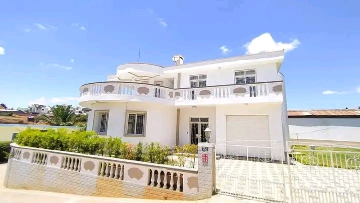 À LOUER VILLA F8 MEUBLÉ ET ÉQUIPÉE À IVANDRY 