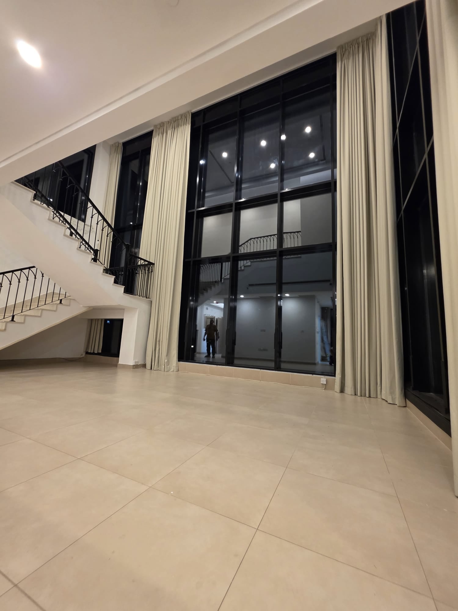 Penthouse duplex for rent in Salmiya, featuring super deluxe finishes.