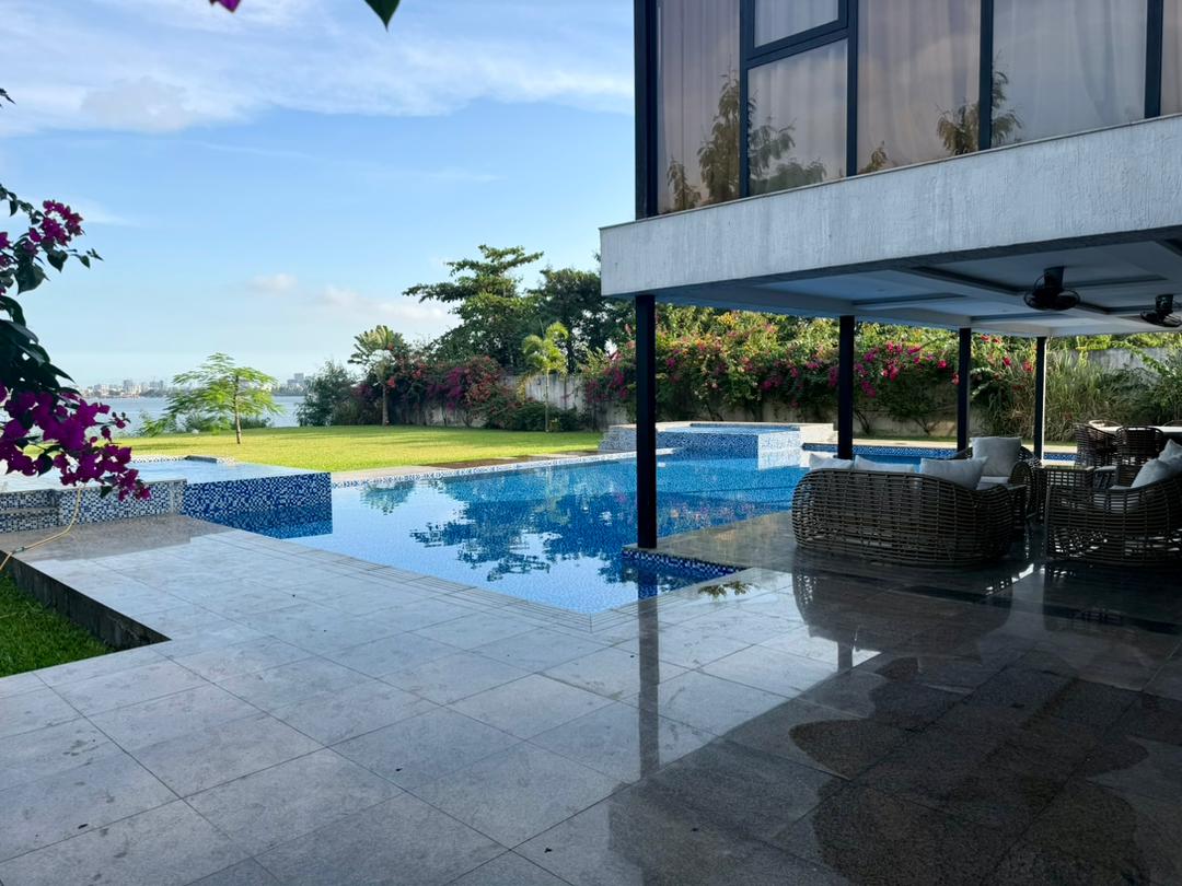 Vente d'une luxueuse villa en bordure de lagune à la Riviera Golf 1