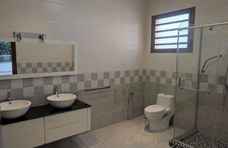 IVANDRY - Large 4-bedroom apartment with generator and amenities in a secure residence, 1 minute from international schools
