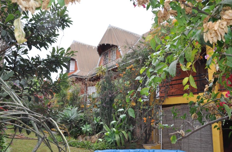 AMBATOBE – LARGE 4-BEDROOM VILLA, SEMI-FURNISHED, TRADITIONAL STYLE, WITH LARGE GARDEN AND BEAUTIFUL PANORAMIC VIEW, 2 MINUTES FROM THE FRENCH SCHOOL