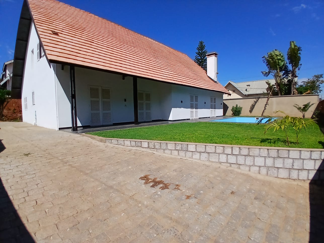 AMBATOBE - Amplia villa moderna y renovada de 9 habitaciones con un gran jardín paisajístico y piscina, a pocos pasos de la escuela francesa – REF: 2026-AOBV1022