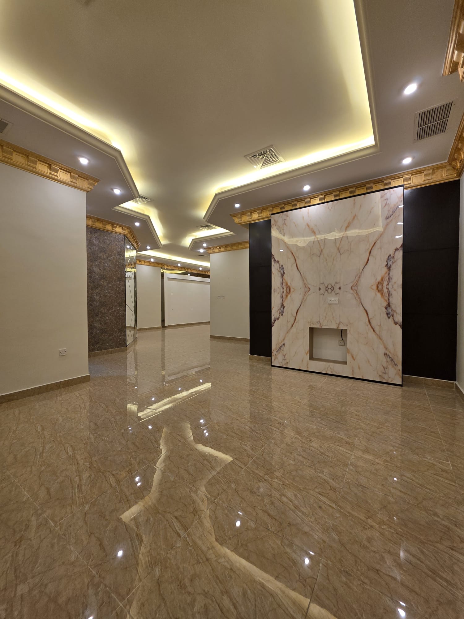 Floor for rent in Al-Funaitees with a private entrance.