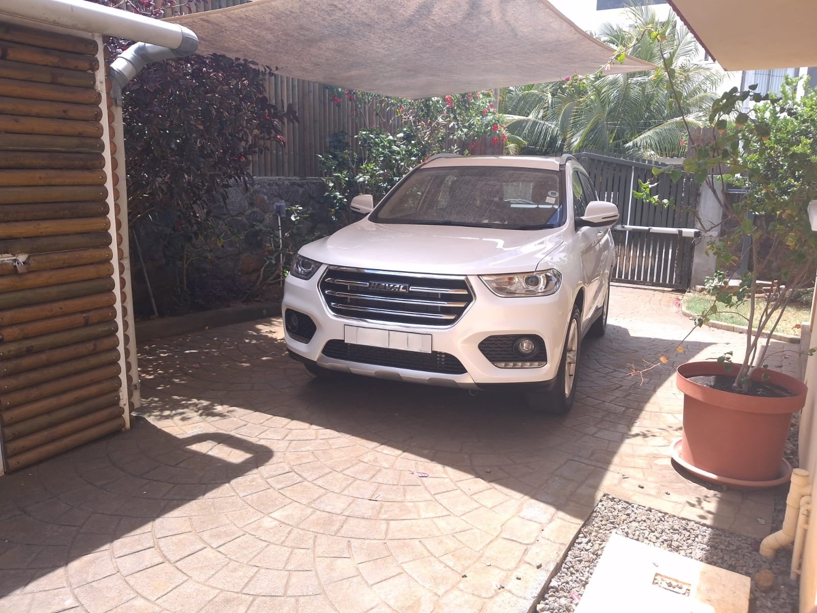 ULLY FURNISHED • PRIVATE POOL • PET FRIENDLY