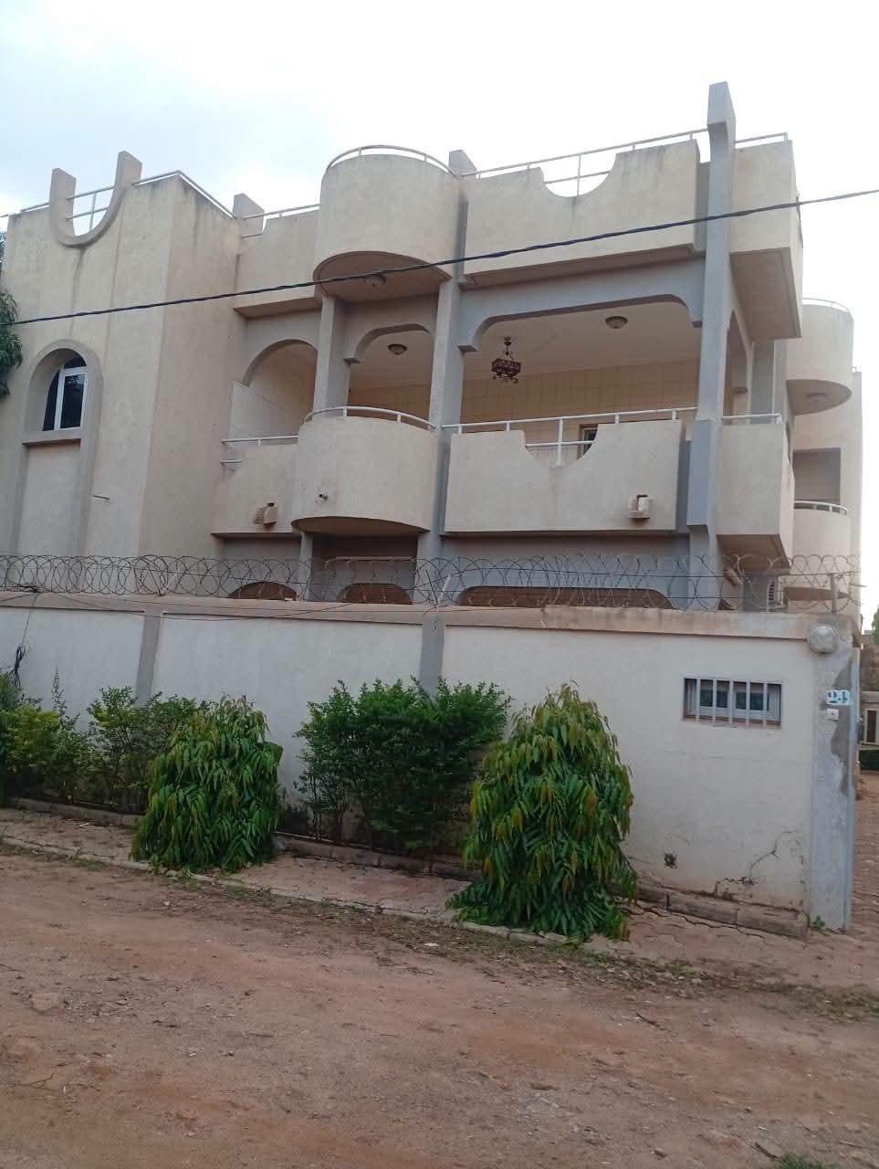 DUPLEX DE 6 CHAMBRES EN LOCATION À OUAGA2000