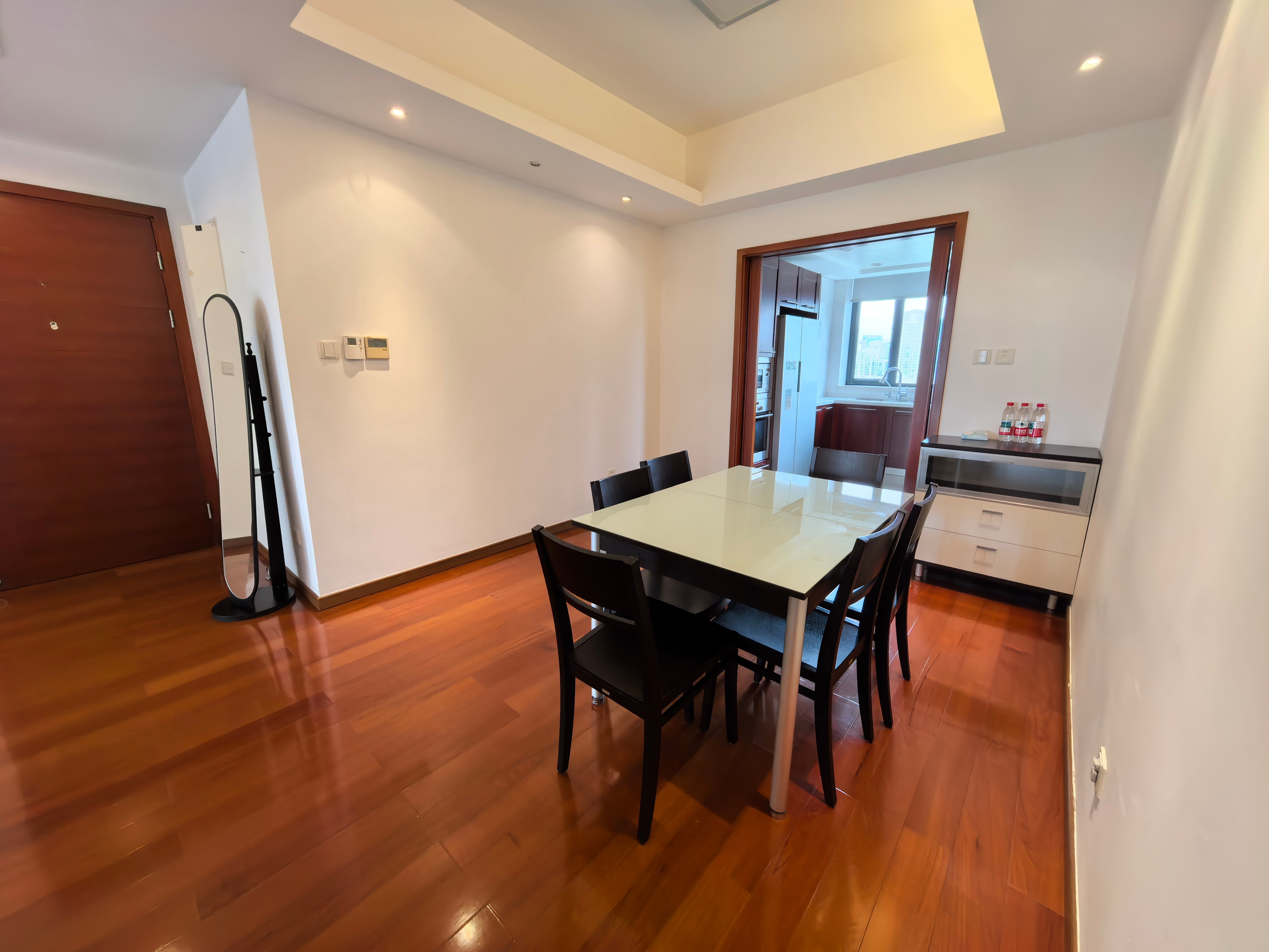 Well-maintained 4 rooms apt next to Li Gong di/Jinji lake