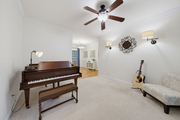 Beautiful cul-de-sac home on 1.6 acres 15 min to airport, 25 min to RTP
