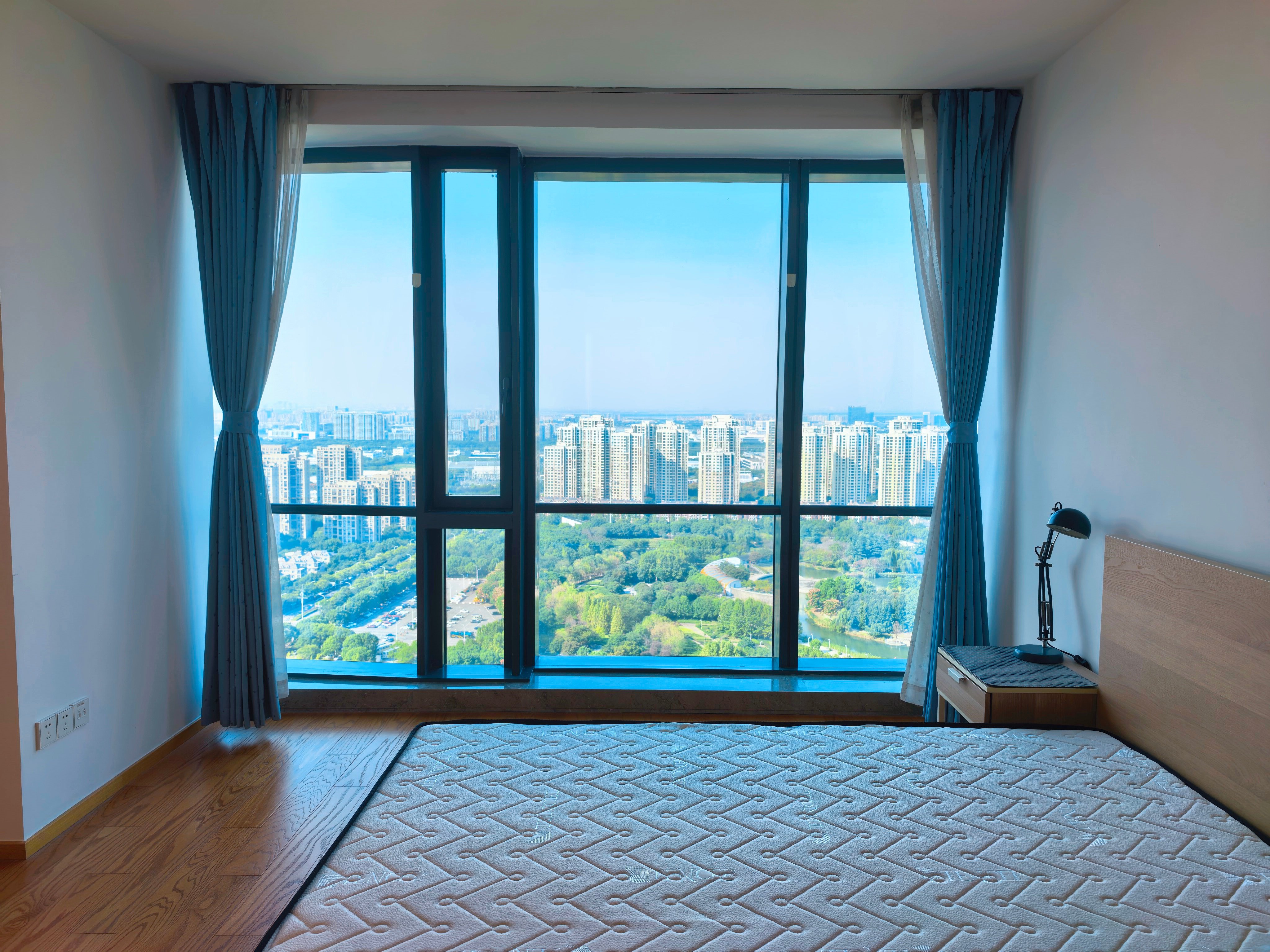 Single room with open kicthen and natural park view next to Subway line 1