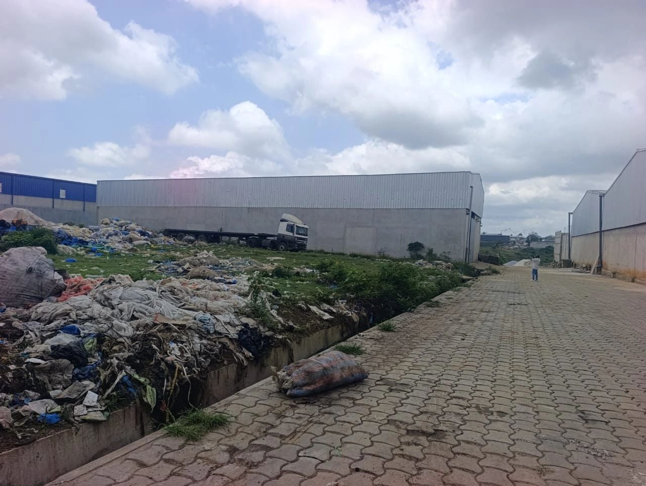 Yopougon ancienne zone industriel vente terrain nu 7600m2.