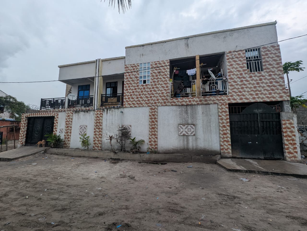 SALE OF TWO SINGLE-STOREY (R+1) RENTAL BUILDINGS IN TERRE JAUNE – N'SELE | SUBDIVISION POSSIBLE