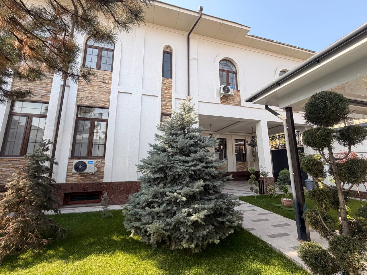 Charming 5 bedrooms and 5 bathrooms townhouse with a nice garden in the city center