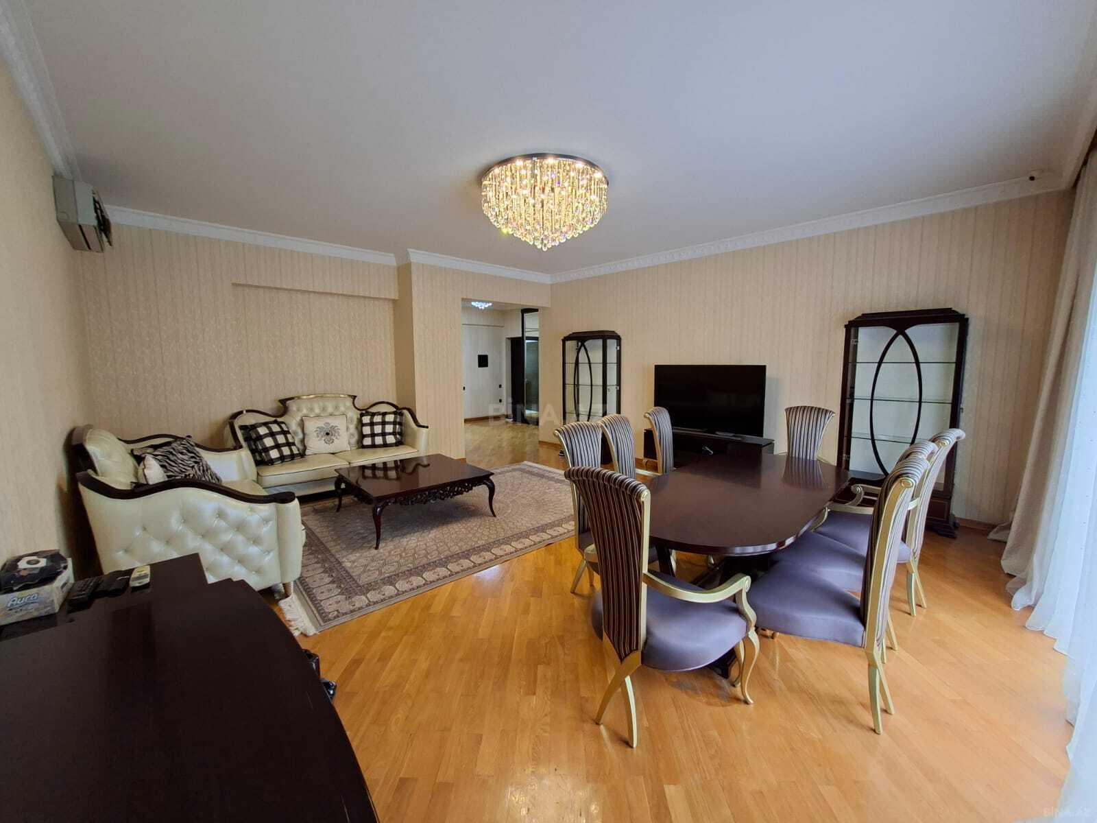 Сity center. 3 rooms apartment for rent. 2 bedrooms Close to the 2 d entrance of 28 May metro station , USA embassy. On Rashid Beybudov street.