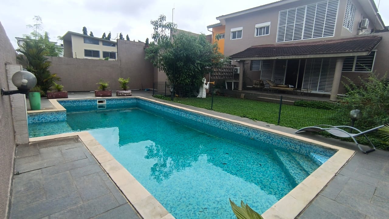 VIlla d'exception avec Piscine à louer à la Riviéra 3 dans une cité sécurisée
