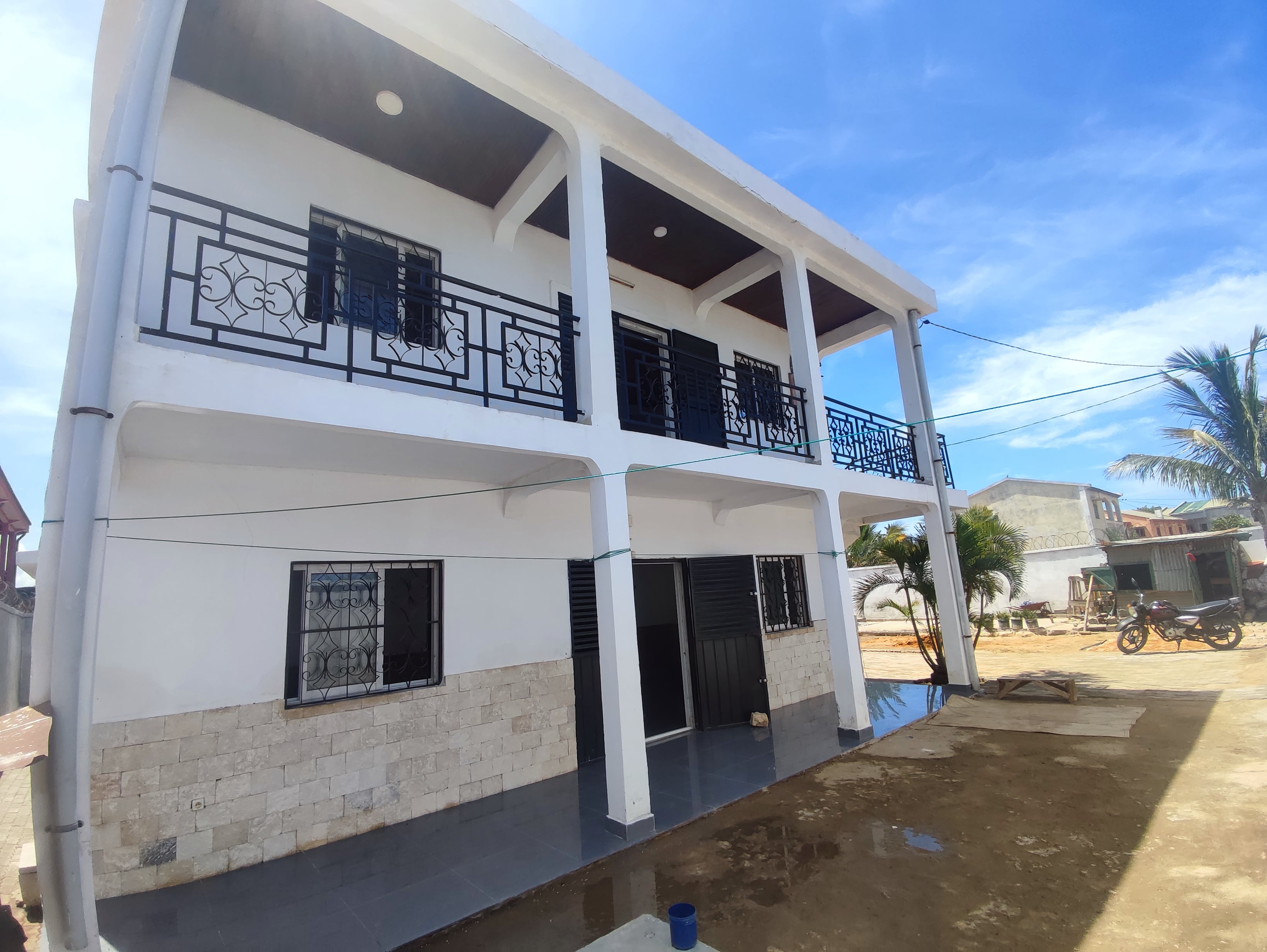 À LOUER – Belle villa F8 avec terrasses et parking à Toliara, Madagascar – Réf. LM23094
