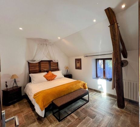 Maison en pierre rénovée de 180 m² (1 938 pi²), 4 ...