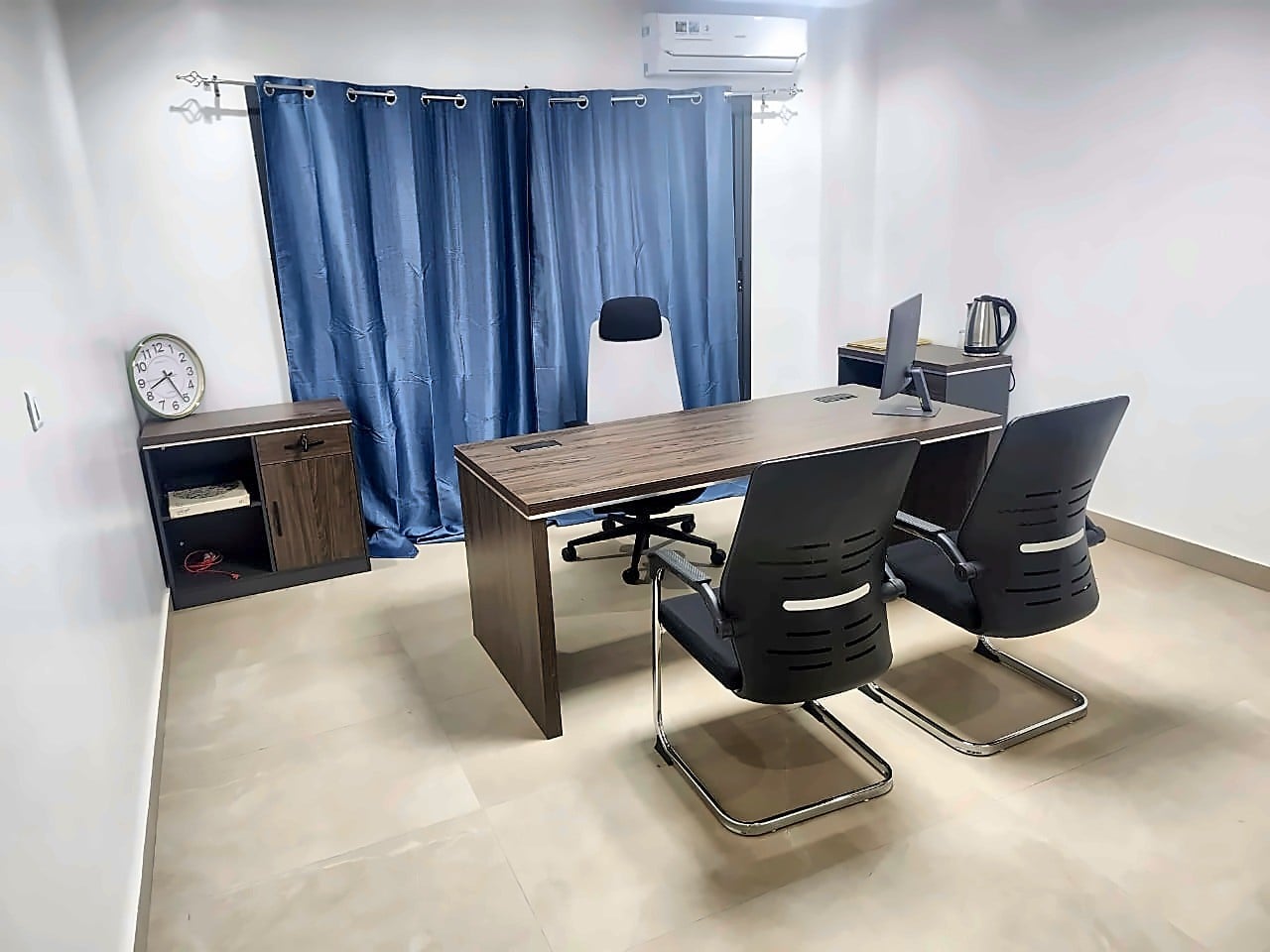 Bureau meublé à louer à Bamako, ACI 2000, face Place CAN (internet, solaire 24 h/24)